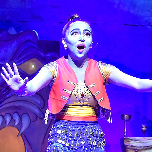 Eva on stage - Aladdin
